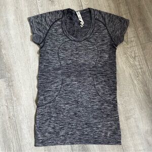 Lululemon Swiftly Tech Short Sleeve Scoop in Heathered Cadet Blue, Size 6